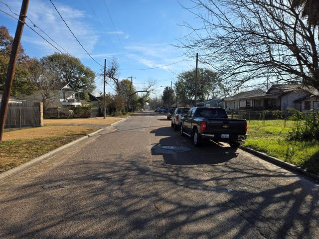 405 Eichwurzel Lane, Houston, TX 77009