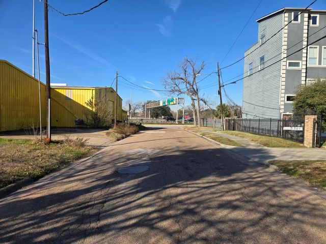 405 Eichwurzel Lane, Houston, TX 77009