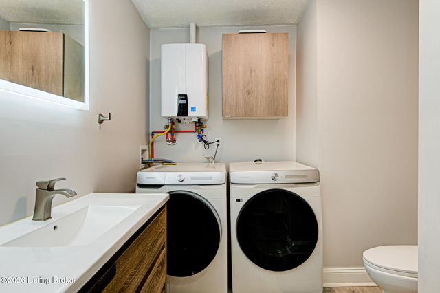 8714 Blue Lick Rd, Louisville, KY 40219