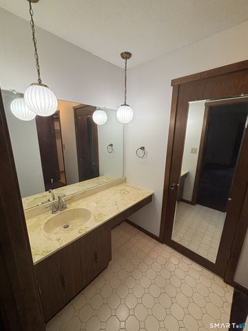 19 Hickory Hill 19, Southington, CT 06489