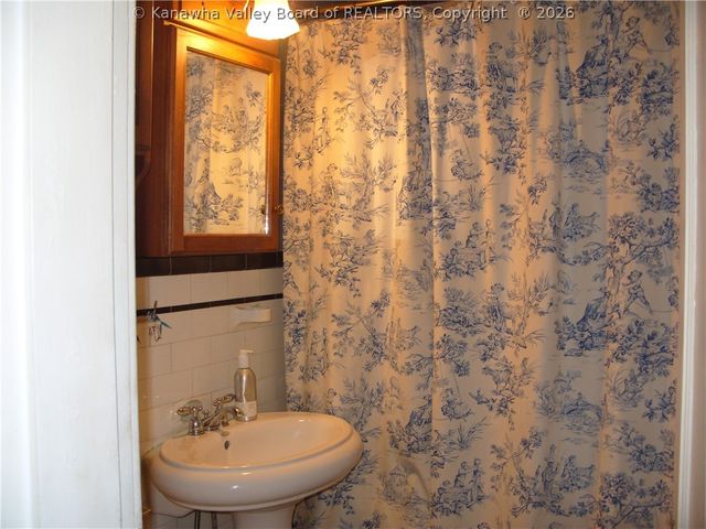 410 Ferry Street, Montgomery, WV 25136