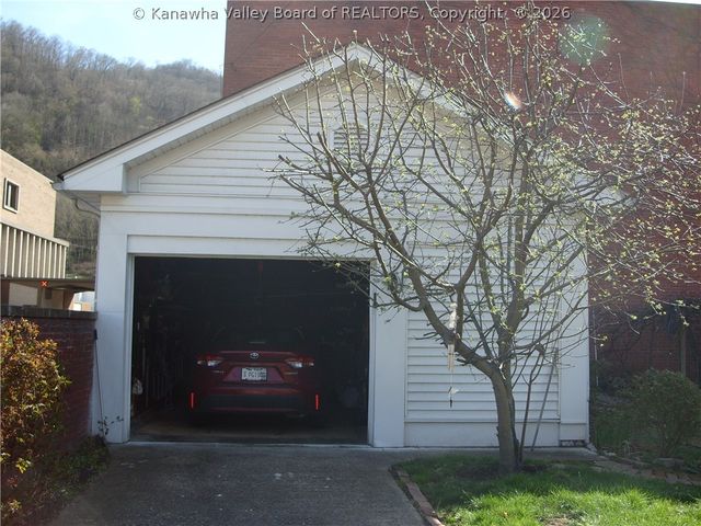 410 Ferry Street, Montgomery, WV 25136