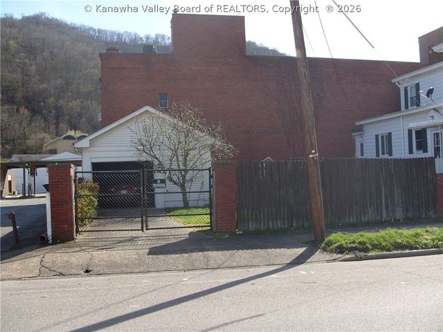 410 Ferry Street, Montgomery, WV 25136