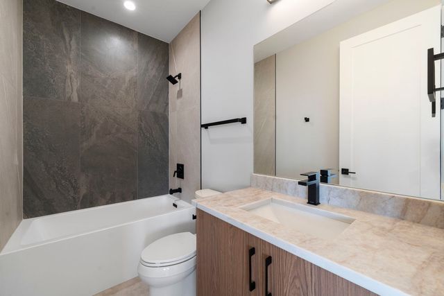 2351 W Flournoy Street 302, Chicago, IL 60612