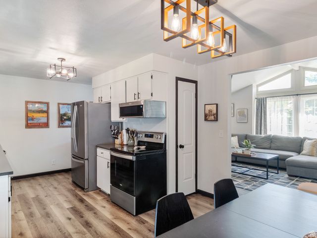 877 N STARCREST DR, Salt Lake City, UT 84116