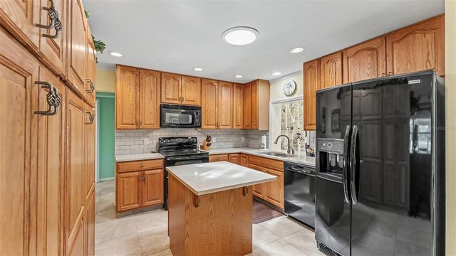 913 E LAKE PARKER DRIVE, Lakeland, FL 33801