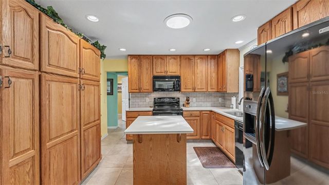 913 E LAKE PARKER DRIVE, Lakeland, FL 33801