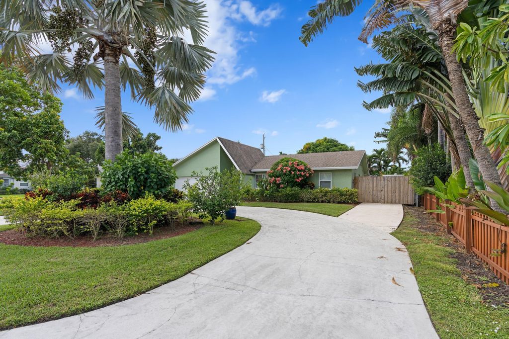2996 Cardinal Drive, Delray Beach, FL 33444