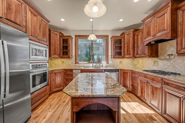 19305 Brookside Way, Bend, OR 97702