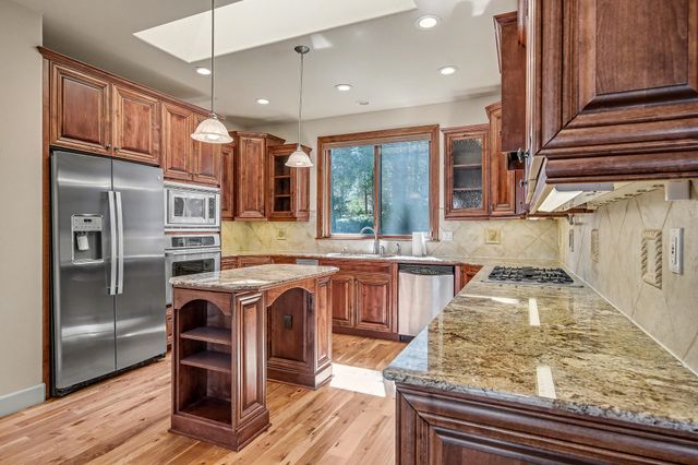 19305 Brookside Way, Bend, OR 97702