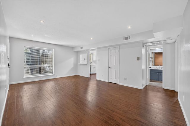5043 Les Chateaux Drive 214, Dallas, TX 75235