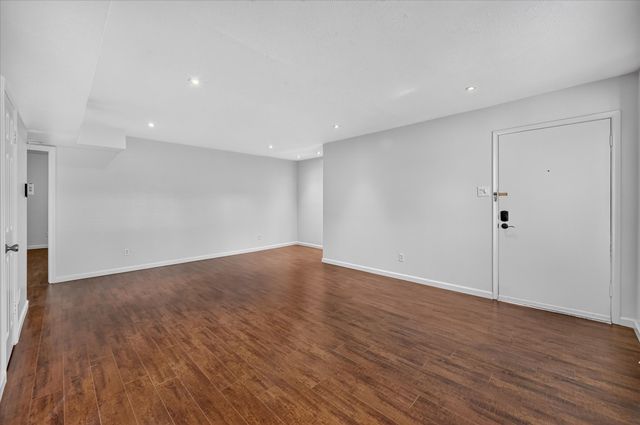 5043 Les Chateaux Drive 214, Dallas, TX 75235