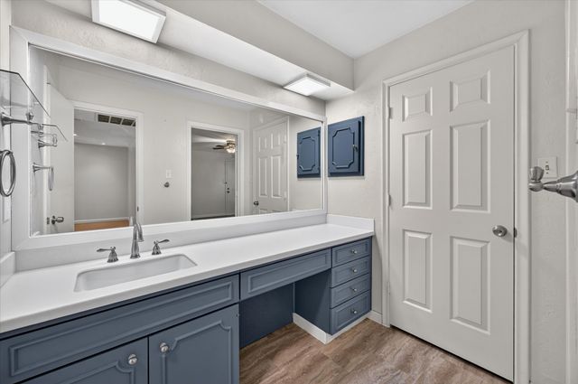 5043 Les Chateaux Drive 214, Dallas, TX 75235