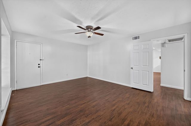 5043 Les Chateaux Drive 214, Dallas, TX 75235