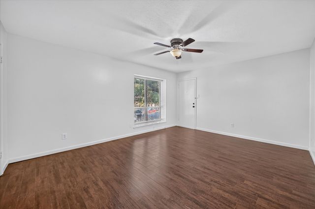 5043 Les Chateaux Drive 214, Dallas, TX 75235