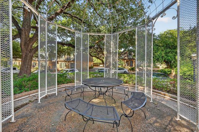 5043 Les Chateaux Drive 214, Dallas, TX 75235