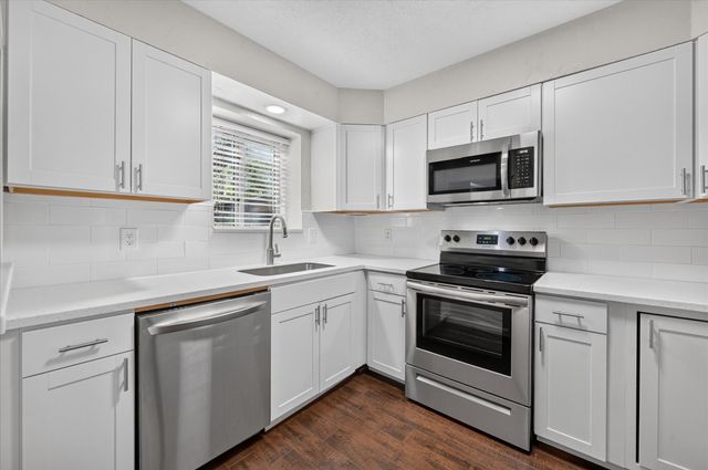 5043 Les Chateaux Drive 214, Dallas, TX 75235
