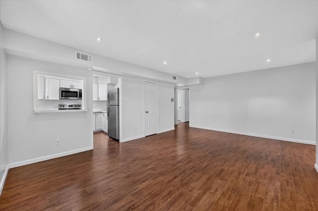 5043 Les Chateaux Drive 214, Dallas, TX 75235