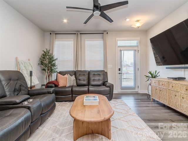 1033 Simcoe Lane, Charlotte, NC 28217