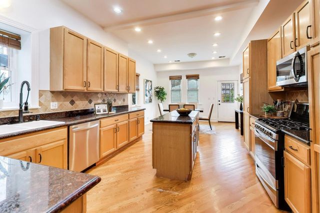 2157 W Erie Street, Chicago, IL 60612