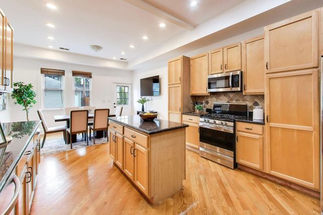 2157 W Erie Street, Chicago, IL 60612