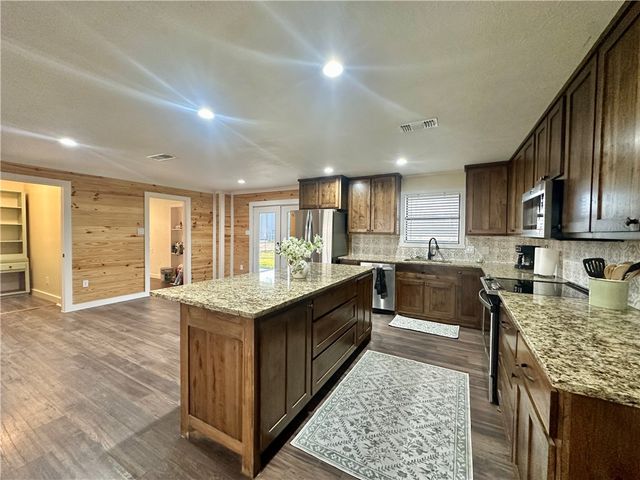 410 LCR 890, Jewett, TX 75846