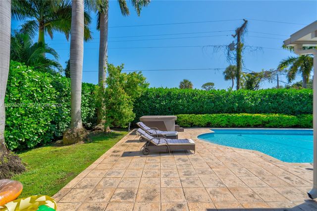 8366 SW 193rd St, Cutler Bay, FL 33157