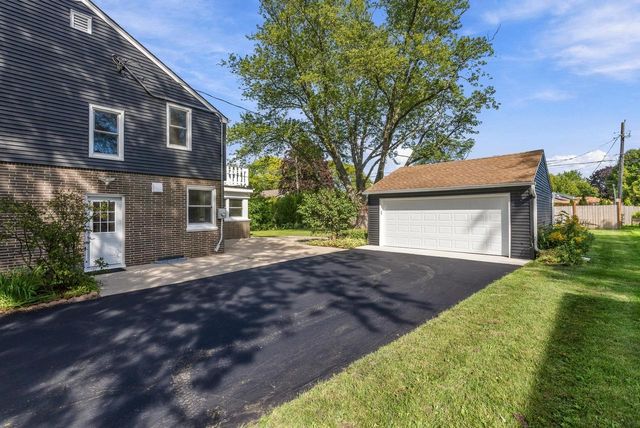 7438 N Seneca ROAD, Fox Point, WI 53217