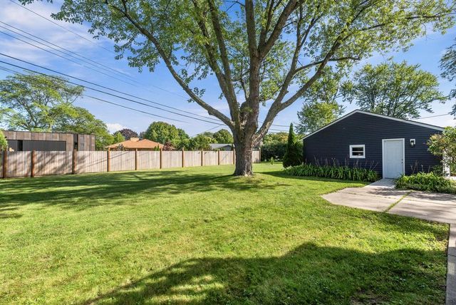 7438 N Seneca ROAD, Fox Point, WI 53217