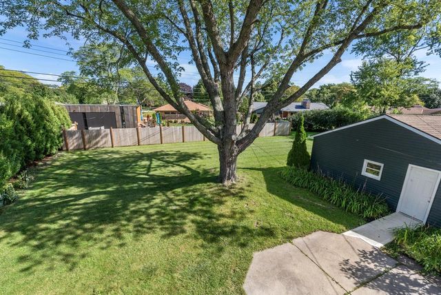 7438 N Seneca ROAD, Fox Point, WI 53217