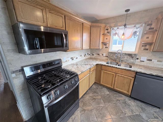 22435 Lange Street, Saint Clair Shores, MI 48080