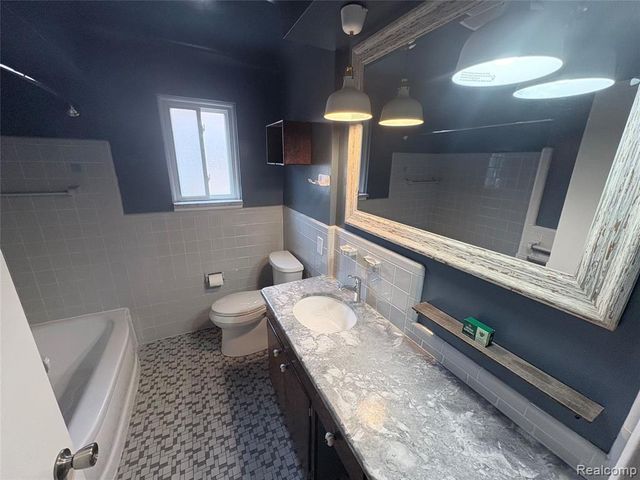 22435 Lange Street, Saint Clair Shores, MI 48080