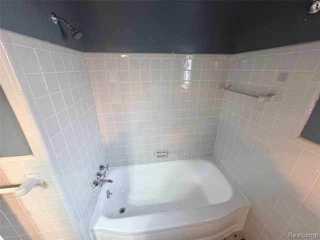 22435 Lange Street, Saint Clair Shores, MI 48080