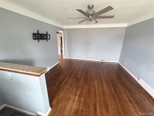 22435 Lange Street, Saint Clair Shores, MI 48080