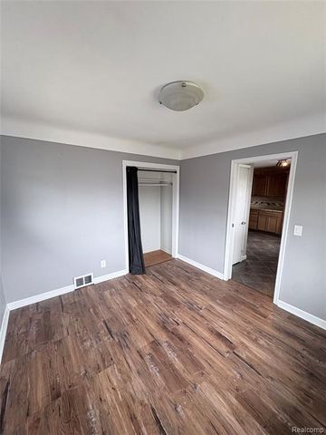 22435 Lange Street, Saint Clair Shores, MI 48080