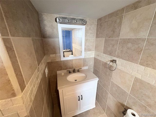 22435 Lange Street, Saint Clair Shores, MI 48080