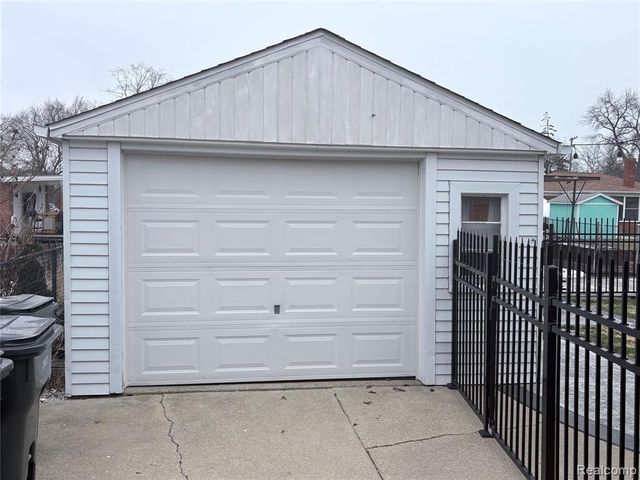 22435 Lange Street, Saint Clair Shores, MI 48080