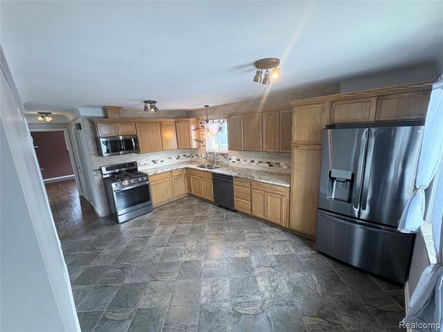 22435 Lange Street, Saint Clair Shores, MI 48080