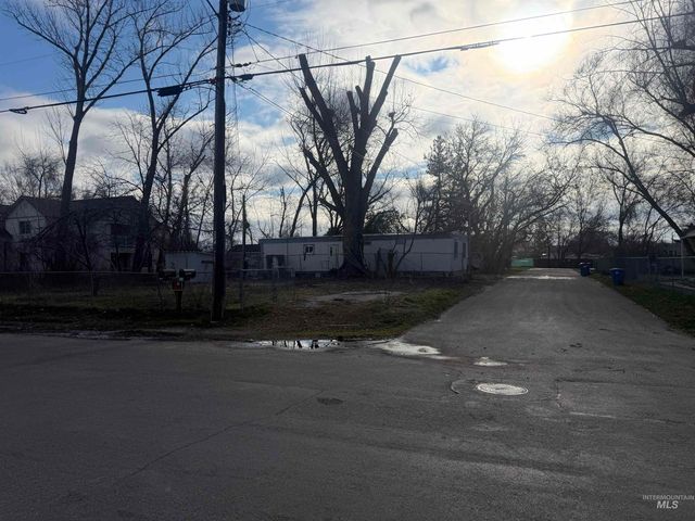 215 E 39th St, Garden City, ID 83714