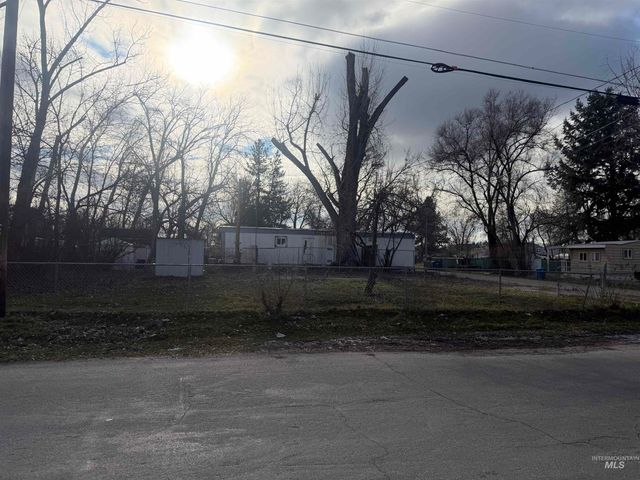 215 E 39th St, Garden City, ID 83714