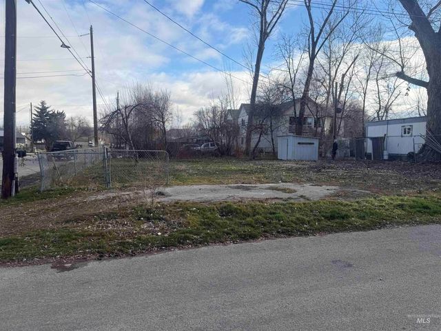 215 E 39th St, Garden City, ID 83714