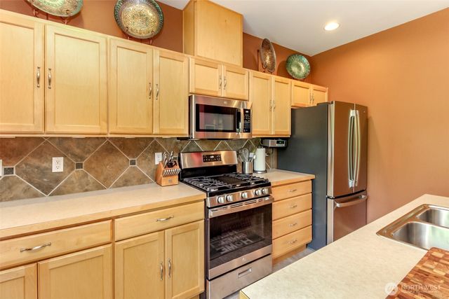 1924 S 240th Street, Des Moines, WA 98198