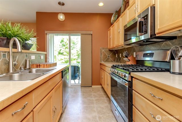 1924 S 240th Street, Des Moines, WA 98198