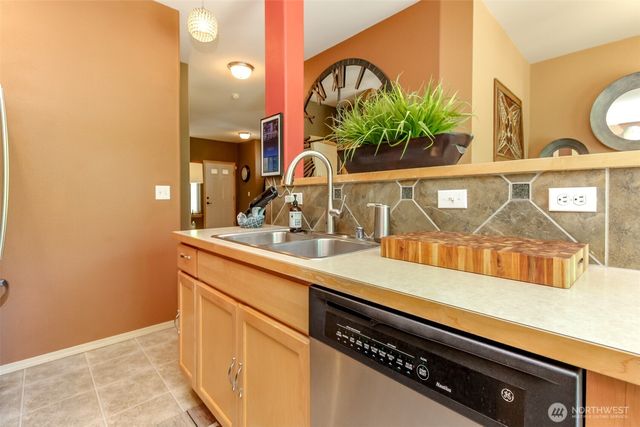 1924 S 240th Street, Des Moines, WA 98198