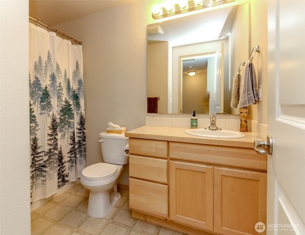 1924 S 240th Street, Des Moines, WA 98198