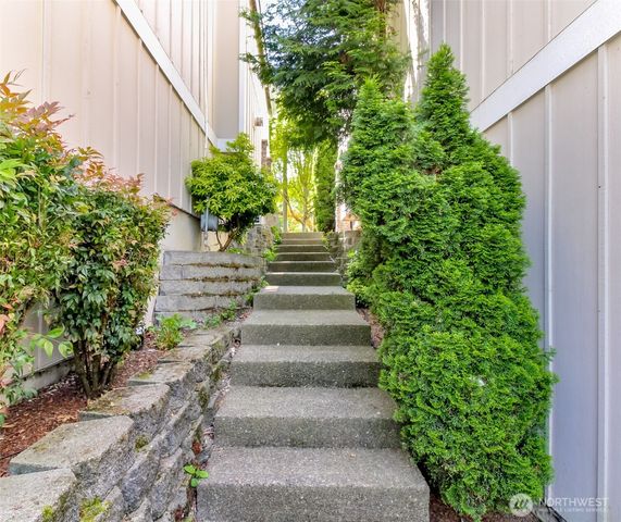 1924 S 240th Street, Des Moines, WA 98198