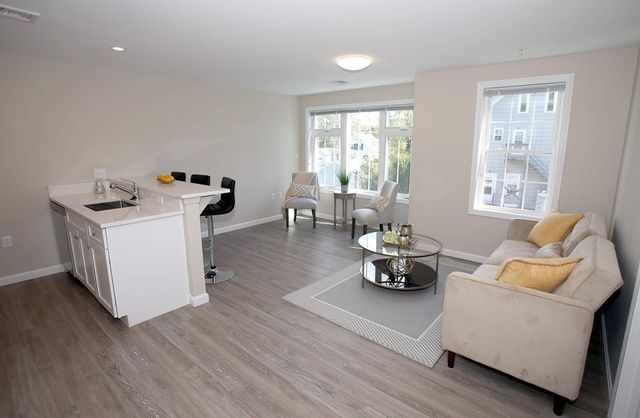 30 Temple 201, Whitman, MA 02382