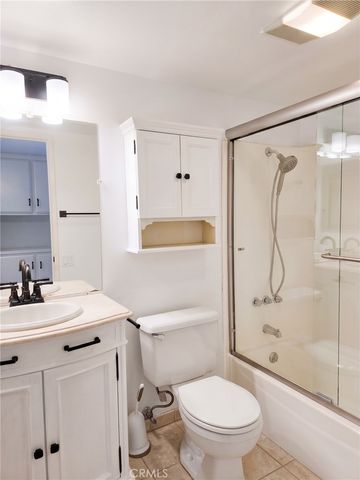 6121 Shoup Avenue 10, Woodland Hills, CA 91367
