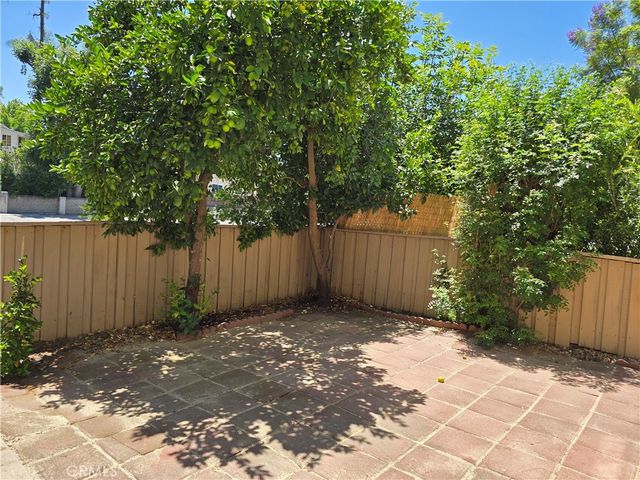 6121 Shoup Avenue 10, Woodland Hills, CA 91367