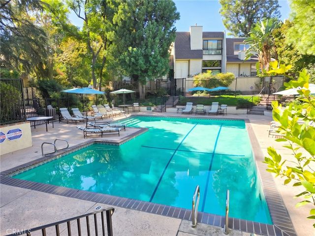 6121 Shoup Avenue 10, Woodland Hills, CA 91367